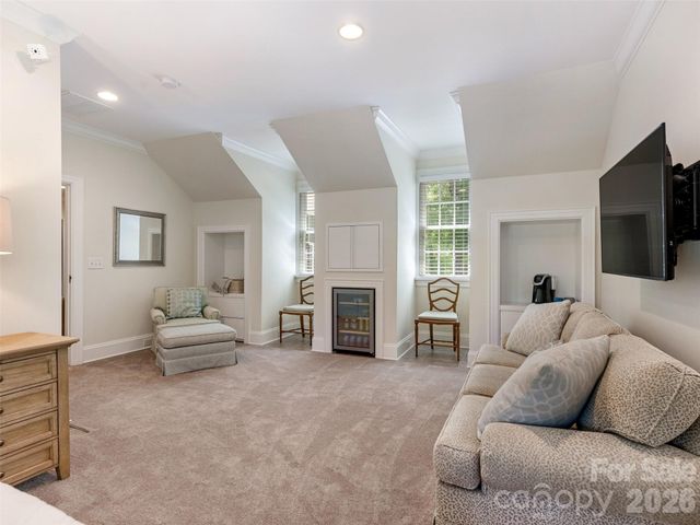 714 Edgehill Road N, Charlotte, NC 28207