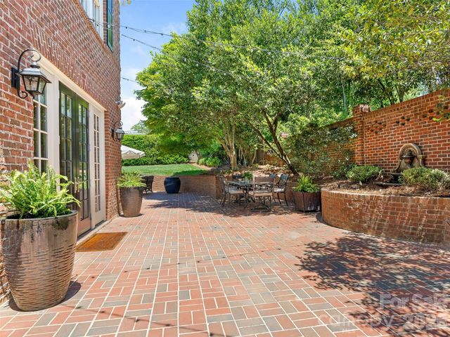 714 Edgehill Road N, Charlotte, NC 28207