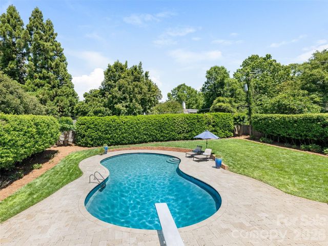 714 Edgehill Road N, Charlotte, NC 28207