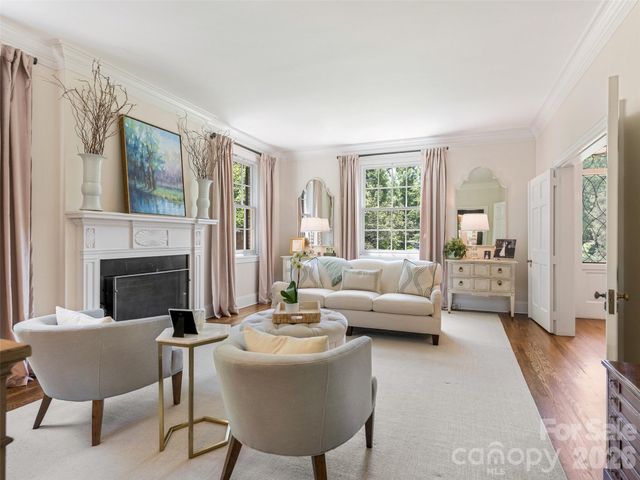 714 Edgehill Road N, Charlotte, NC 28207