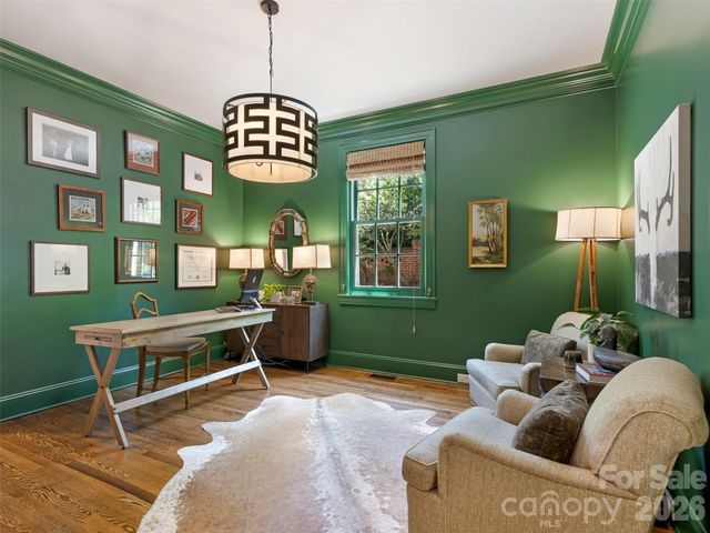714 Edgehill Road N, Charlotte, NC 28207