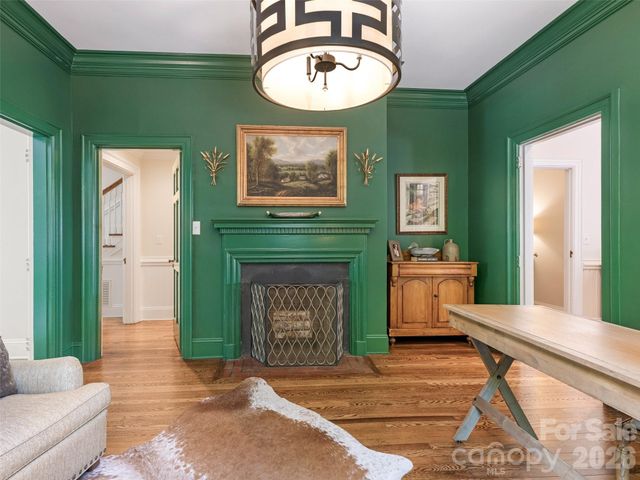 714 Edgehill Road N, Charlotte, NC 28207