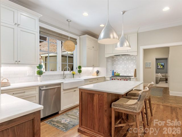 714 Edgehill Road N, Charlotte, NC 28207