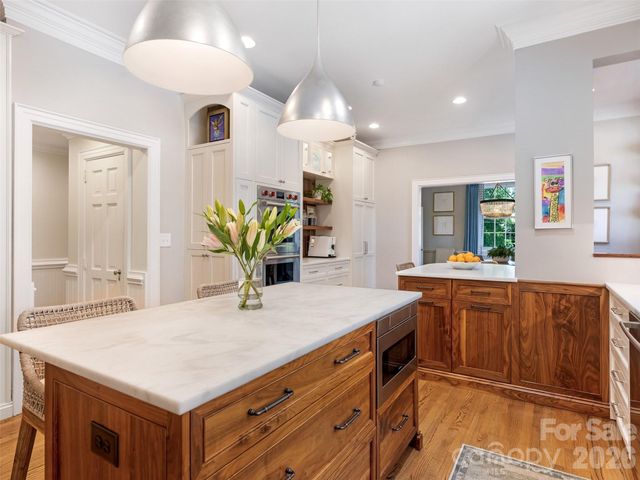 714 Edgehill Road N, Charlotte, NC 28207