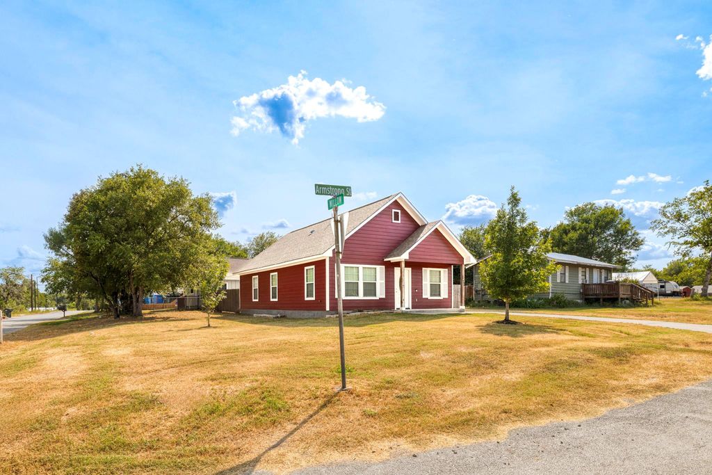 1628 Armstrong ST, Luling, TX 78648
