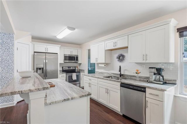 112 Lavergne LN, Virginia Beach, VA 23454
