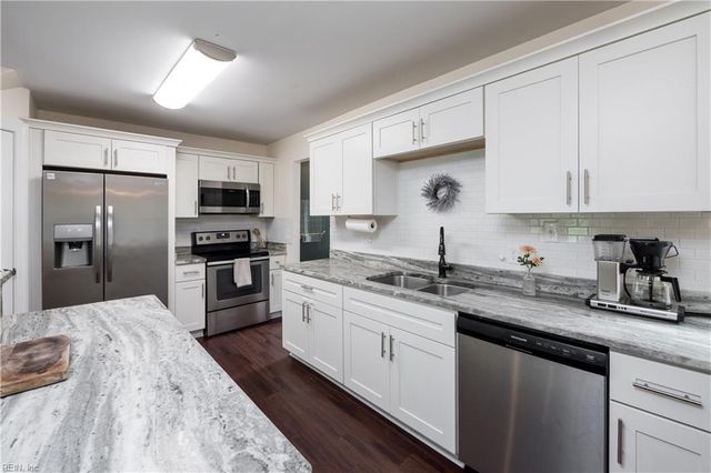 112 Lavergne LN, Virginia Beach, VA 23454