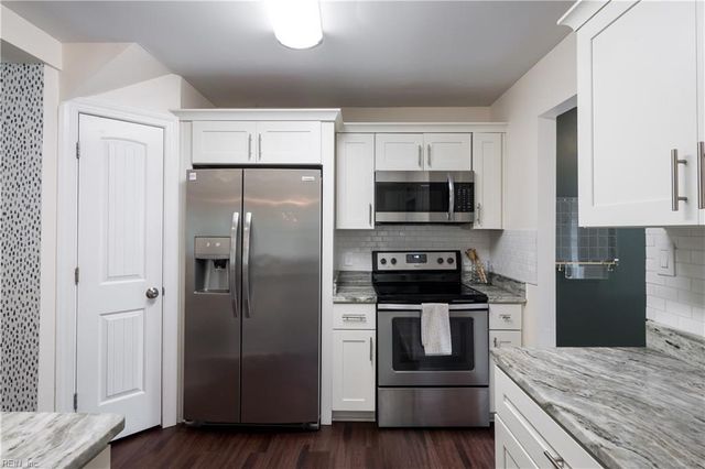 112 Lavergne LN, Virginia Beach, VA 23454