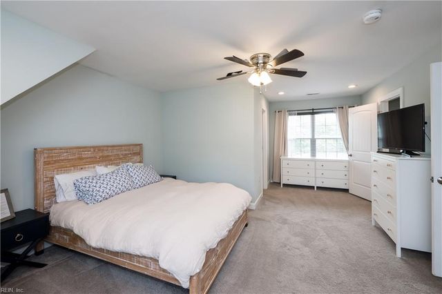 112 Lavergne LN, Virginia Beach, VA 23454
