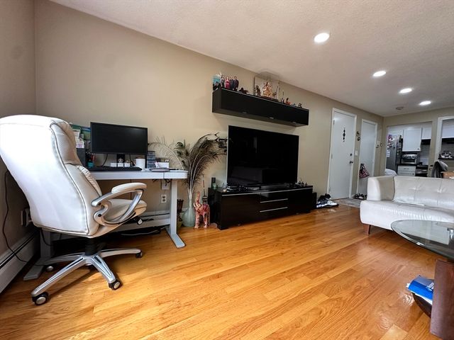 5 Hallmark Gardens 6, Burlington, MA 01803