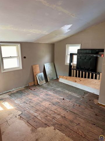 1637 SW Fillmore ST, Topeka, KS 66604