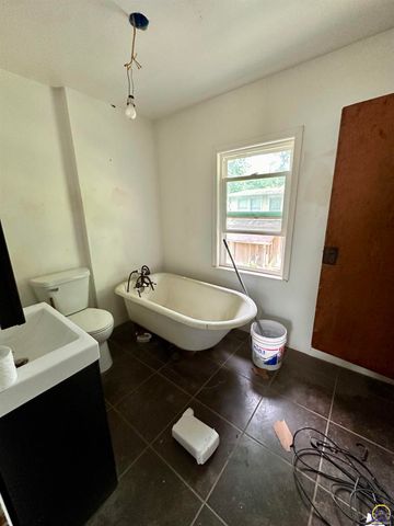 1637 SW Fillmore ST, Topeka, KS 66604