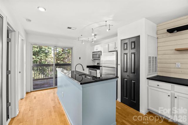 501 Olmsted Park Place E, Charlotte, NC 28203