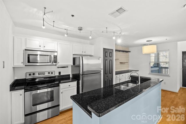 501 Olmsted Park Place E, Charlotte, NC 28203