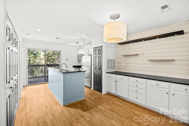 501 Olmsted Park Place E, Charlotte, NC 28203