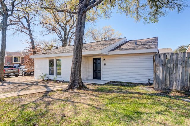4800 Oak Hollow Street, Baytown, TX 77521