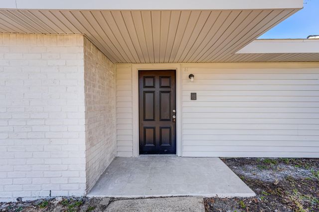 4800 Oak Hollow Street, Baytown, TX 77521