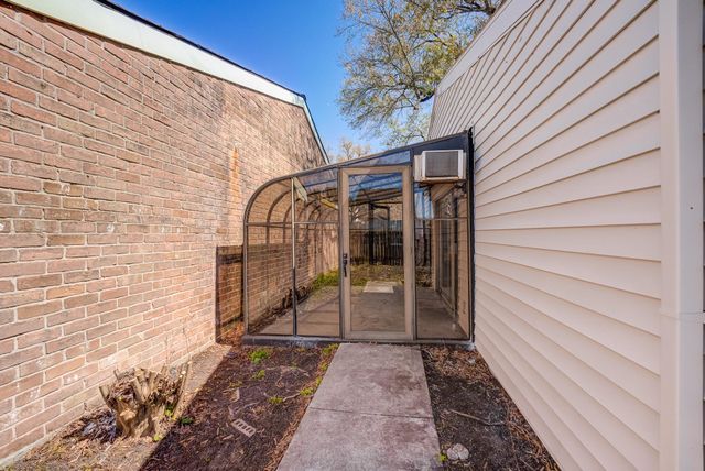 4800 Oak Hollow Street, Baytown, TX 77521