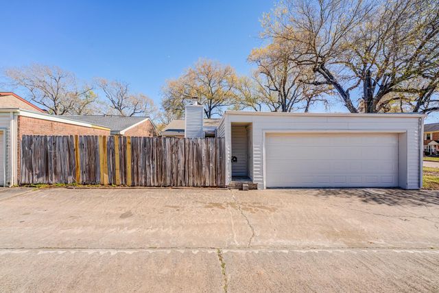 4800 Oak Hollow Street, Baytown, TX 77521