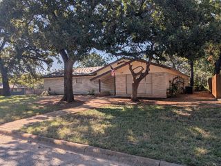 829 Joanna Drive, Hurst, TX 76053