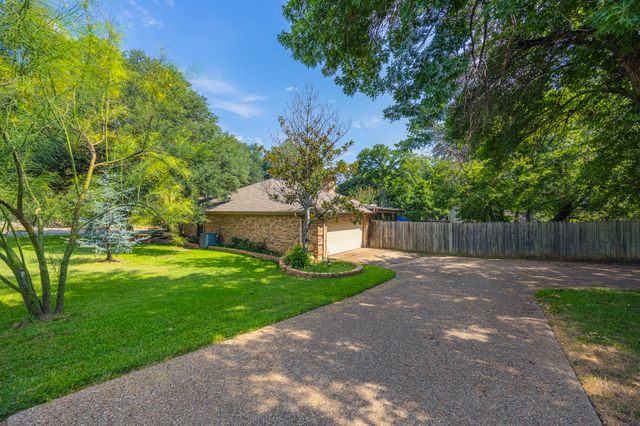 216 Willow Ridge Road, Fort Worth, TX 76103