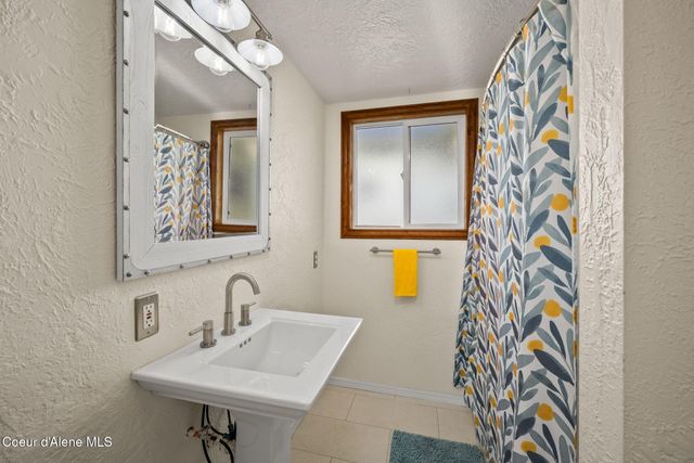 16587 E 6th St, Bayview, ID 83803