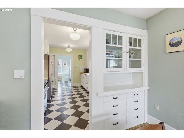 557 W 19TH Ave, Eugene, OR 97401