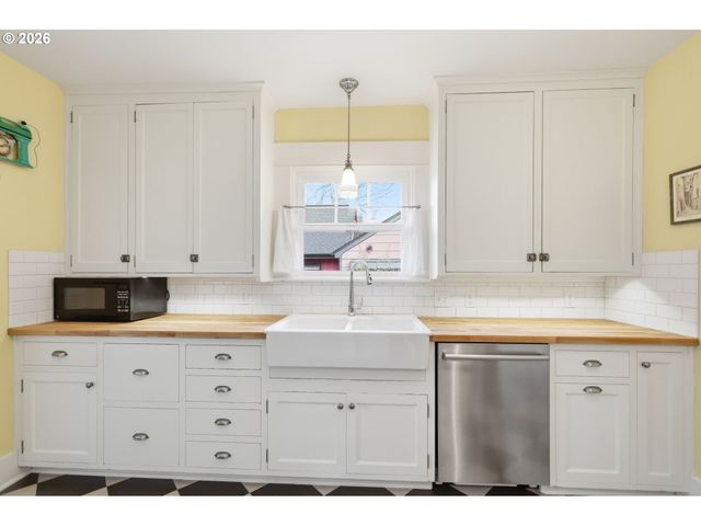 557 W 19TH Ave, Eugene, OR 97401