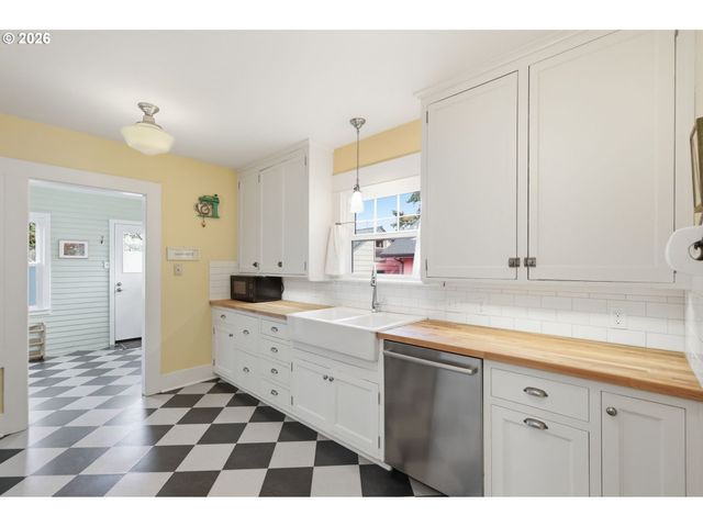 557 W 19TH Ave, Eugene, OR 97401