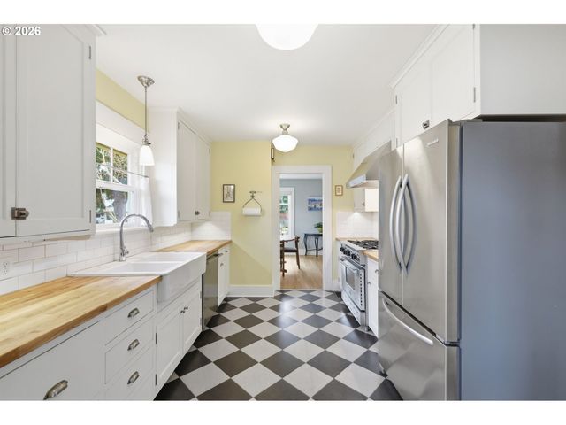 557 W 19TH Ave, Eugene, OR 97401