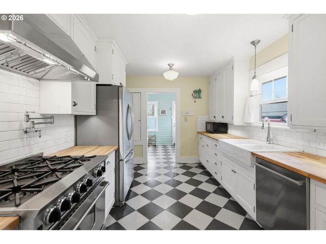 557 W 19TH Ave, Eugene, OR 97401