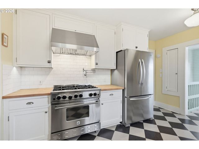 557 W 19TH Ave, Eugene, OR 97401