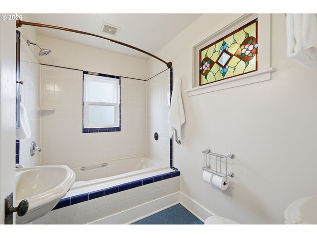 557 W 19TH Ave, Eugene, OR 97401