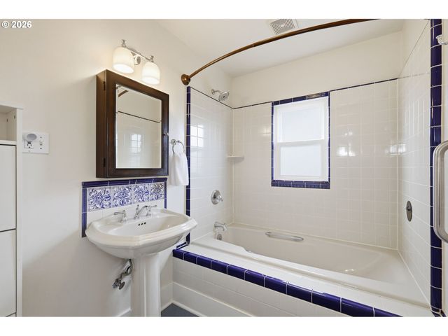 557 W 19TH Ave, Eugene, OR 97401