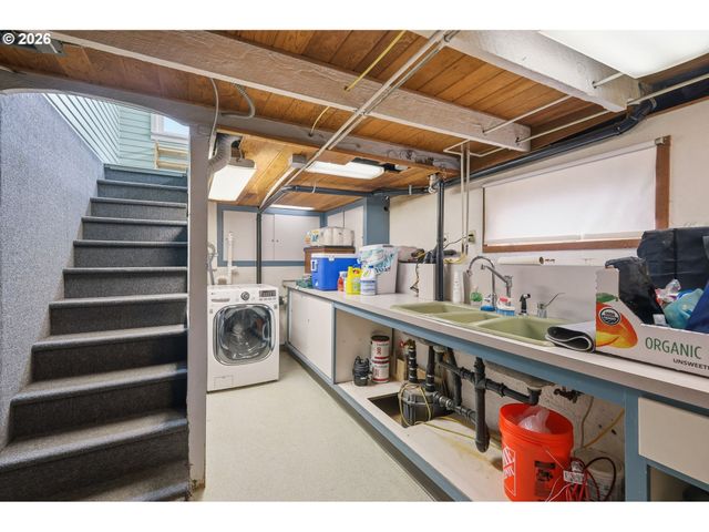 557 W 19TH Ave, Eugene, OR 97401