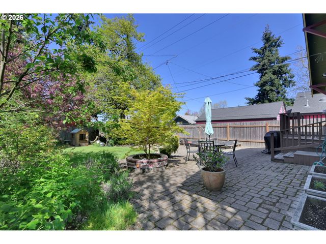 557 W 19TH Ave, Eugene, OR 97401