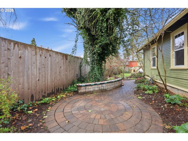 557 W 19TH Ave, Eugene, OR 97401