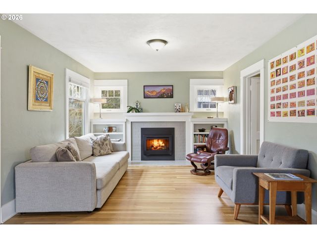 557 W 19TH Ave, Eugene, OR 97401