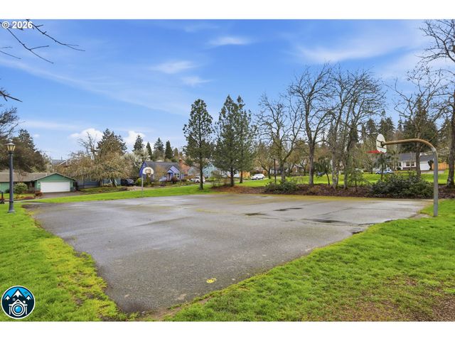 557 W 19TH Ave, Eugene, OR 97401