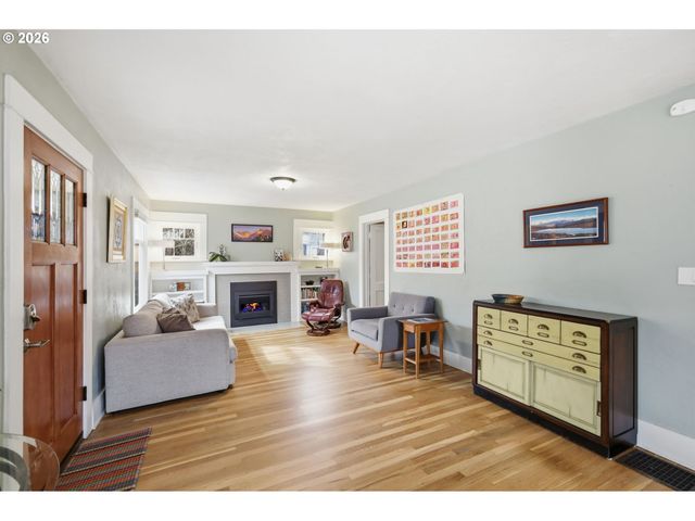 557 W 19TH Ave, Eugene, OR 97401