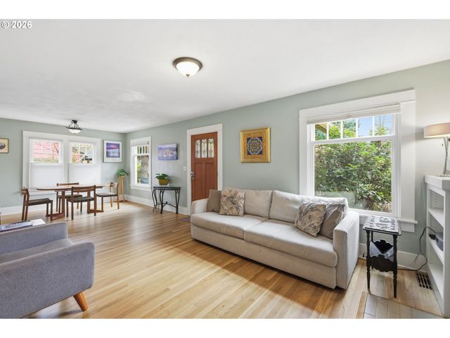 557 W 19TH Ave, Eugene, OR 97401