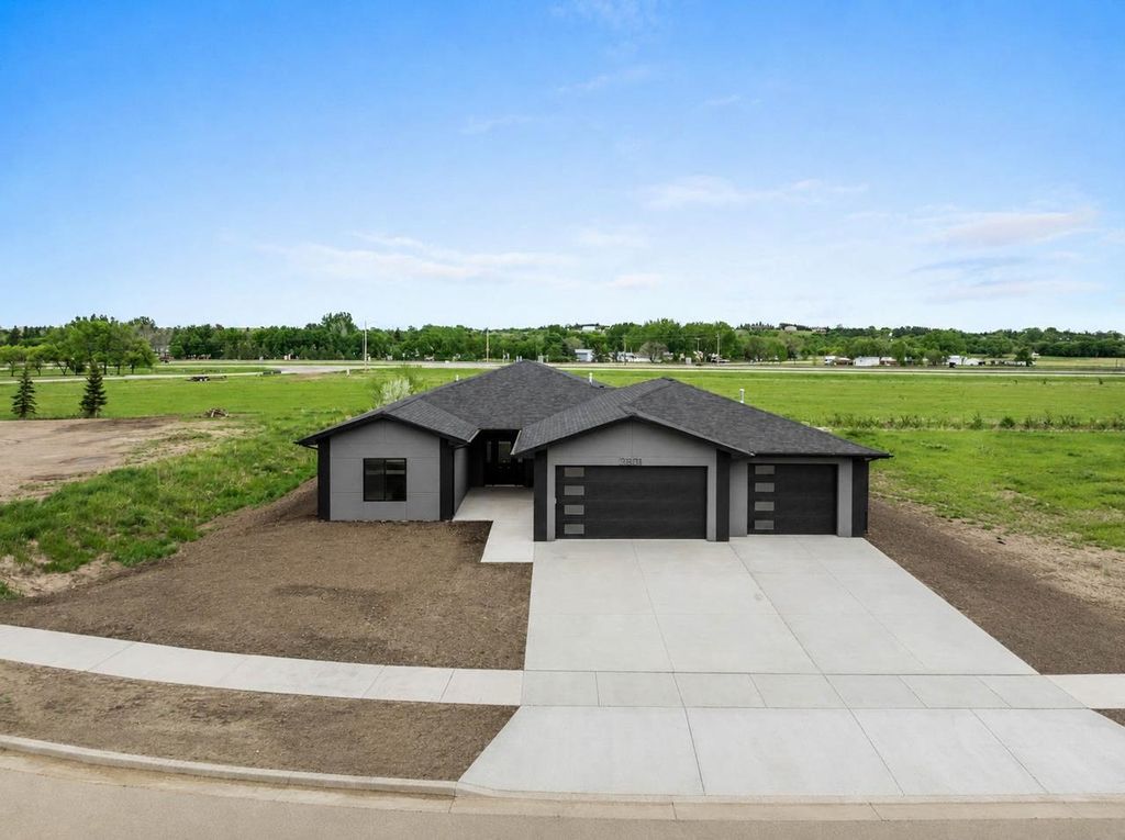 3801 45TH ST SE, Minot, ND 58701