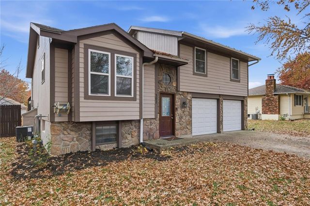 302 SE Flagstone Drive, Lee's Summit, MO 64063