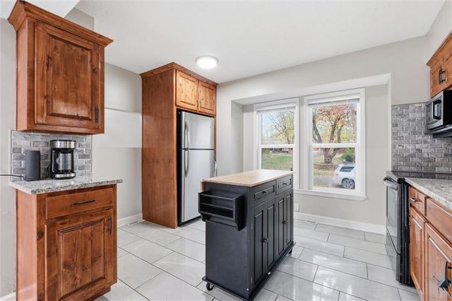 302 SE Flagstone Drive, Lee's Summit, MO 64063