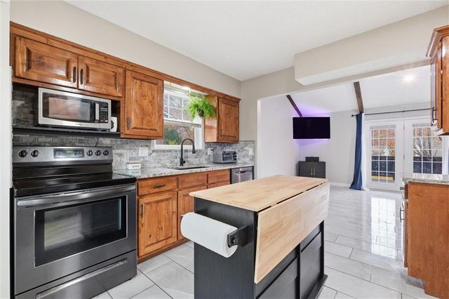 302 SE Flagstone Drive, Lee's Summit, MO 64063