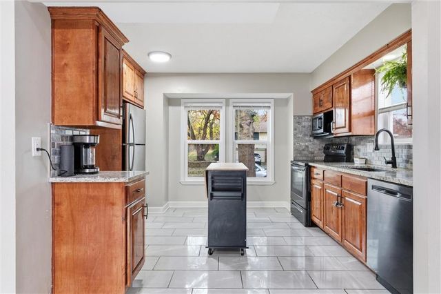 302 SE Flagstone Drive, Lee's Summit, MO 64063