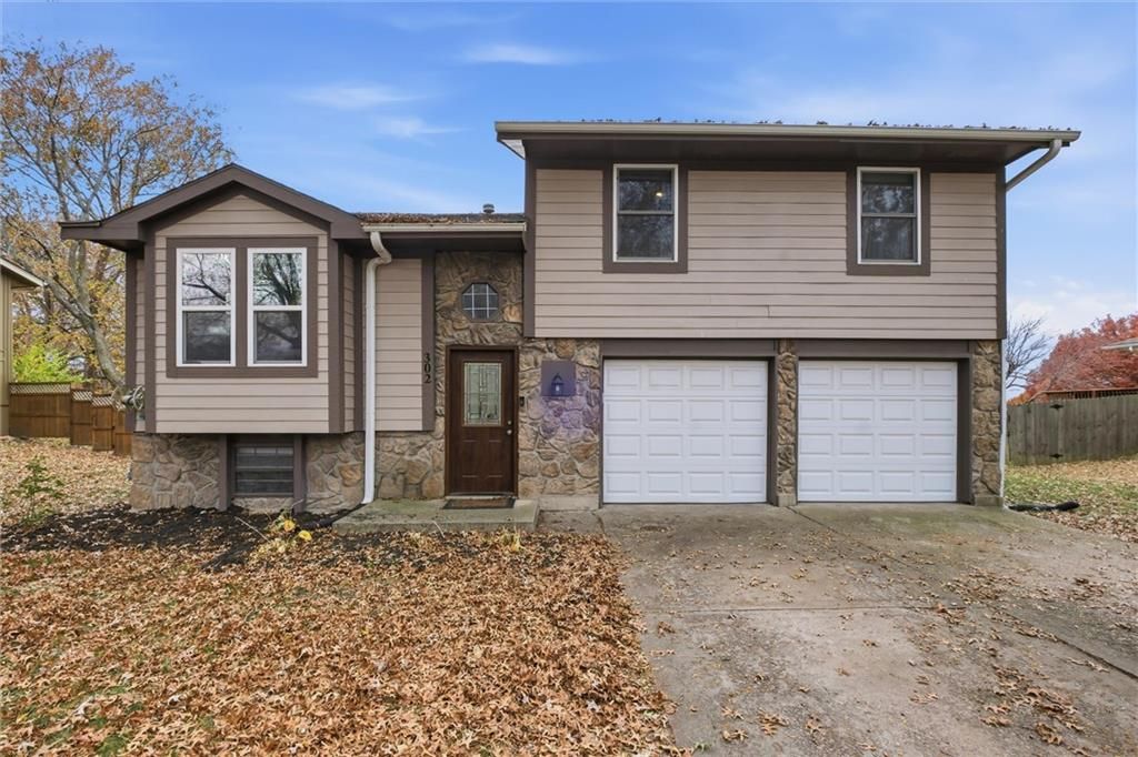 302 SE Flagstone Drive, Lee's Summit, MO 64063