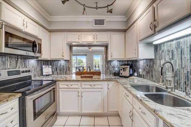 2127 Casa Rio Circle, Dickinson, TX 77539