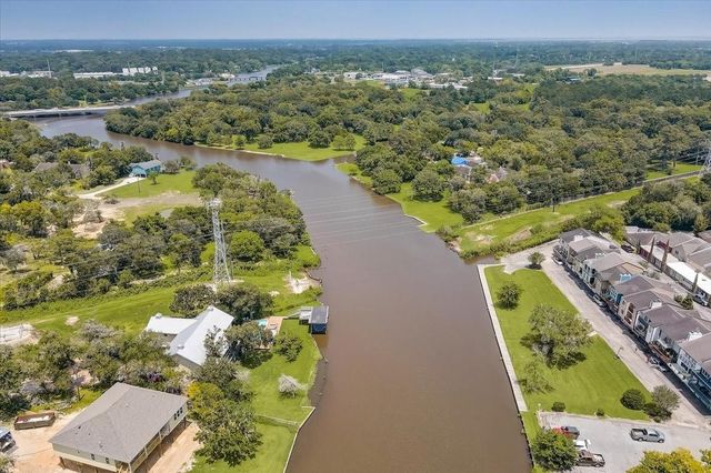 2127 Casa Rio Circle, Dickinson, TX 77539