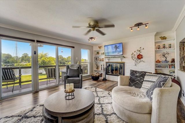 2127 Casa Rio Circle, Dickinson, TX 77539